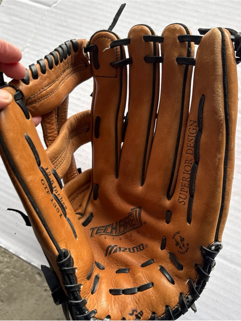 Mizuno 13 1/2 Inch-Leather-RHT-Baseball Glove GHT1351